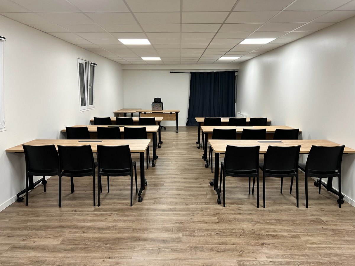 Mode formation avec rangées de tables face au formateur