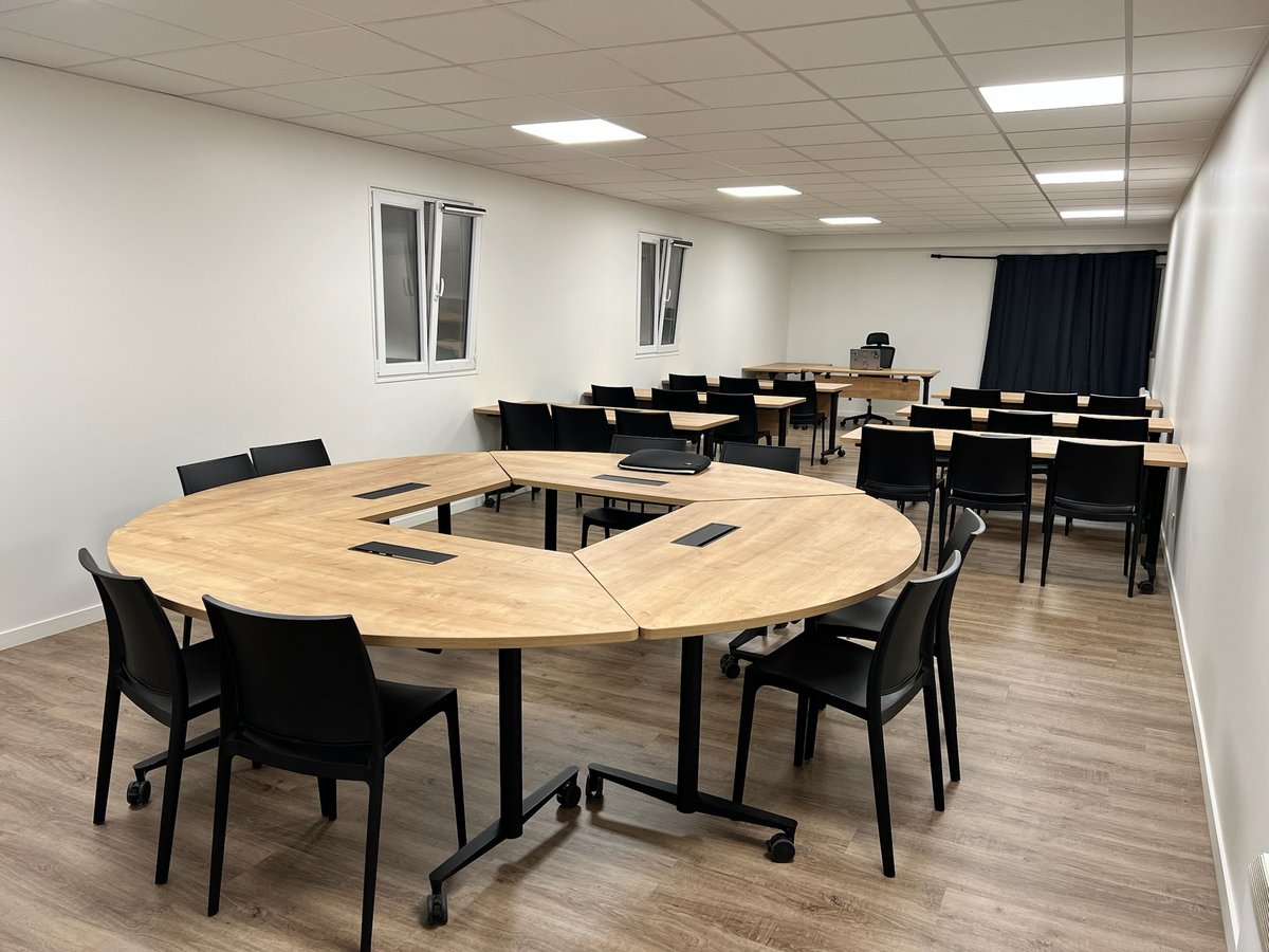 Vue depuis le bureau du formateur avec table ronde au premier plan
