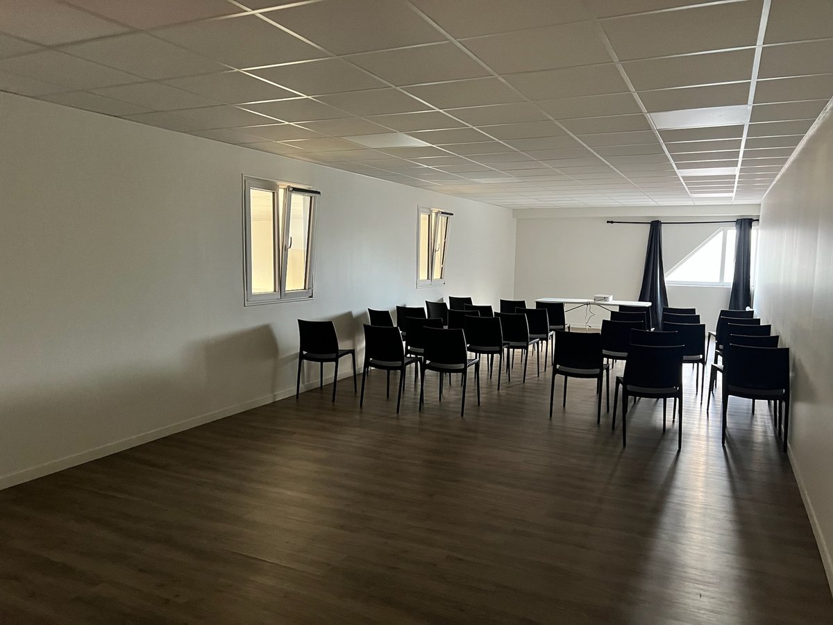 Mode conférence avec chaises en théâtre sans tables