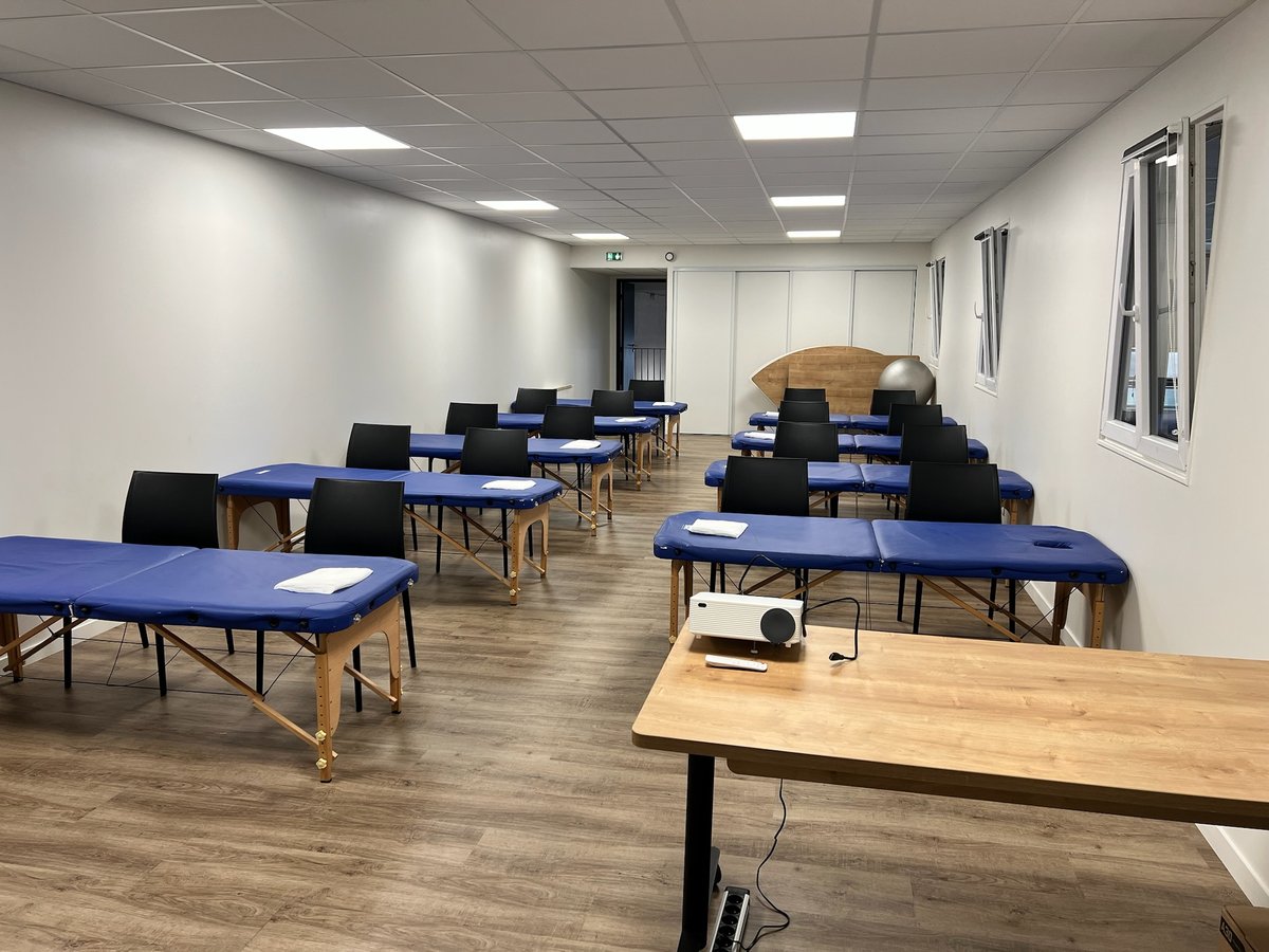 Formation Kinésport avec tables de massage bleues et chaises