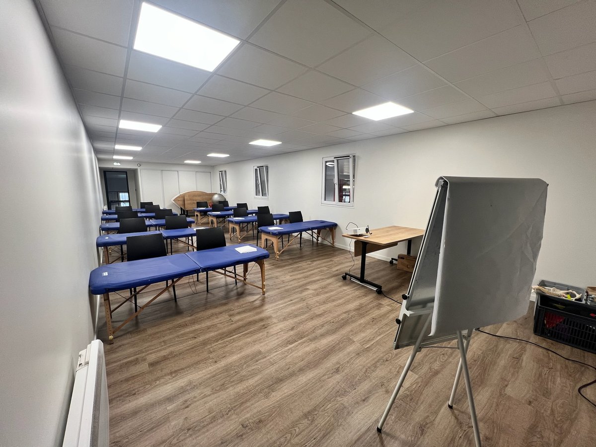 Salle aménagée Kinésport avec paperboard et équipement