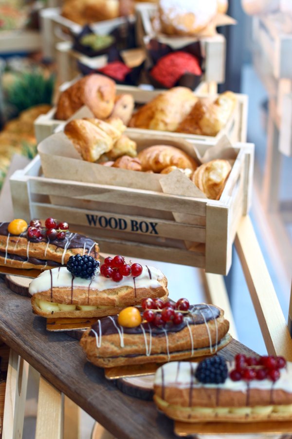 Viennoiseries et éclairs aux fruits rouges pour la collation