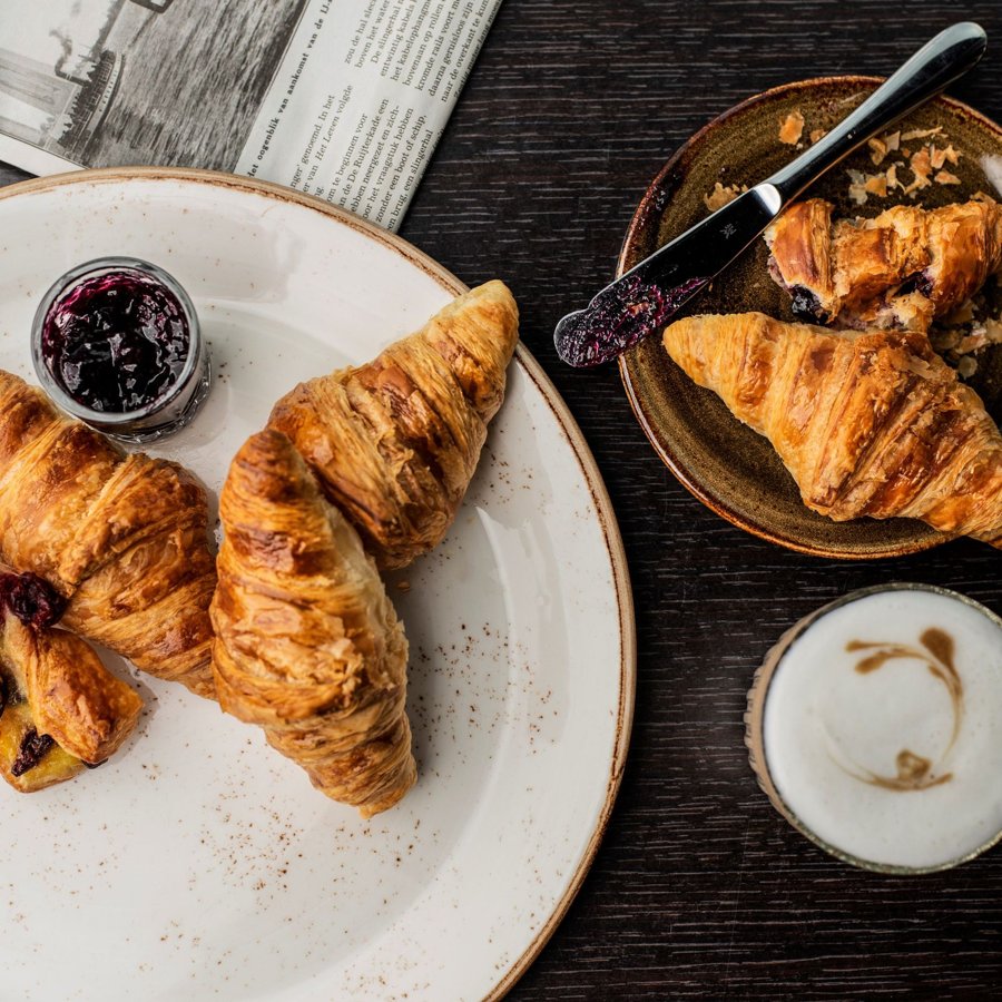 Croissants, confiture et cappuccino pour la pause café