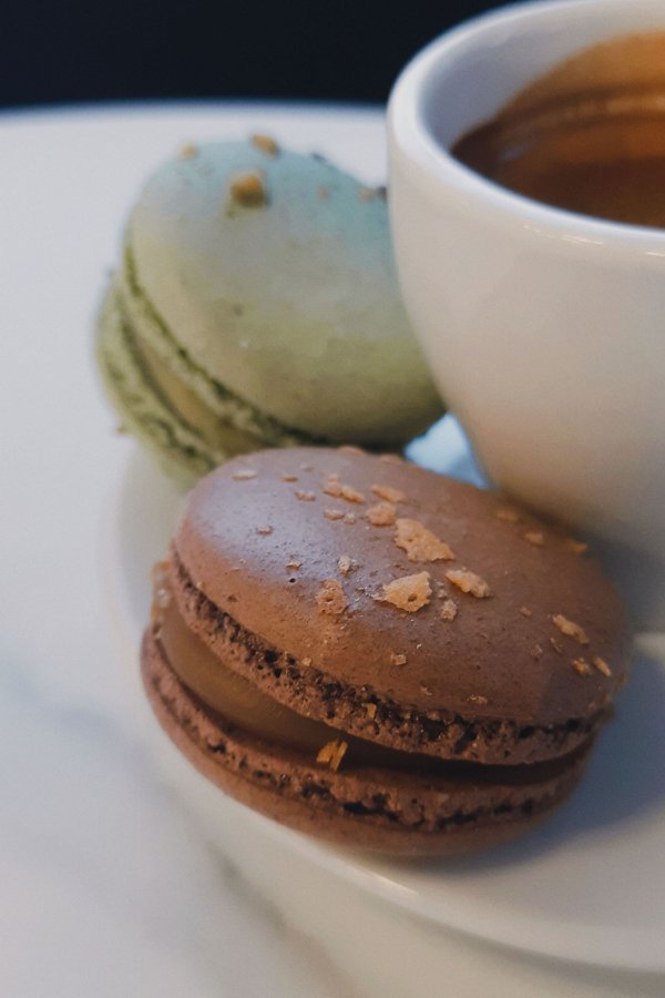 Macarons et café pour la pause sucrée