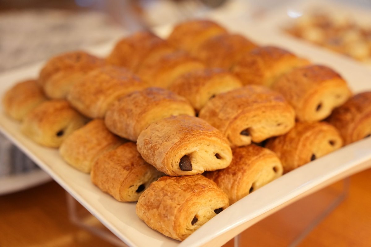 Plateau de pains au chocolat pour l'accueil des participants