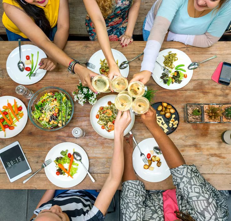 Repas d'équipe convivial autour de la grande table
