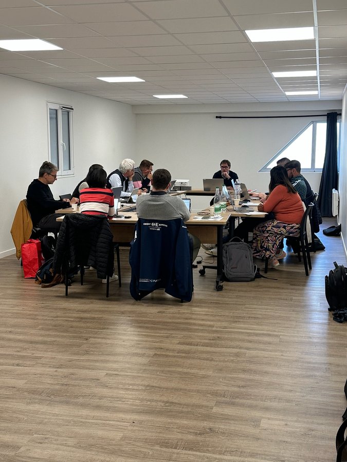Formation en cours avec participants en travail de groupe