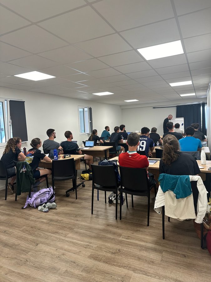 Réunion professionnelle autour de la grande table