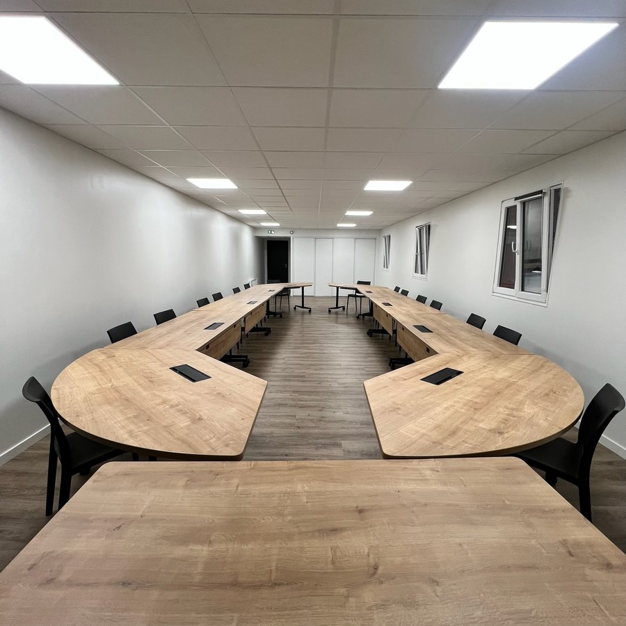 Salle en disposition U - vue de face depuis le bureau du formateur
