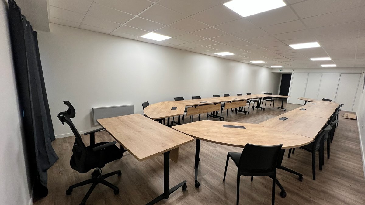 Salle en U - vue latérale gauche avec fauteuil de direction