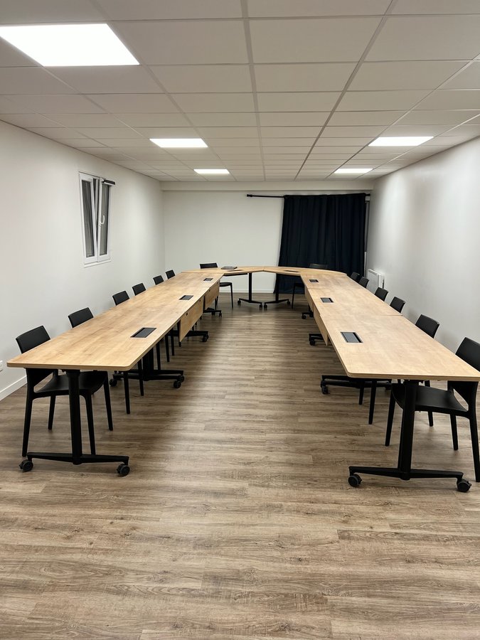 Salle en U - vue depuis le fond, mobilier professionnel